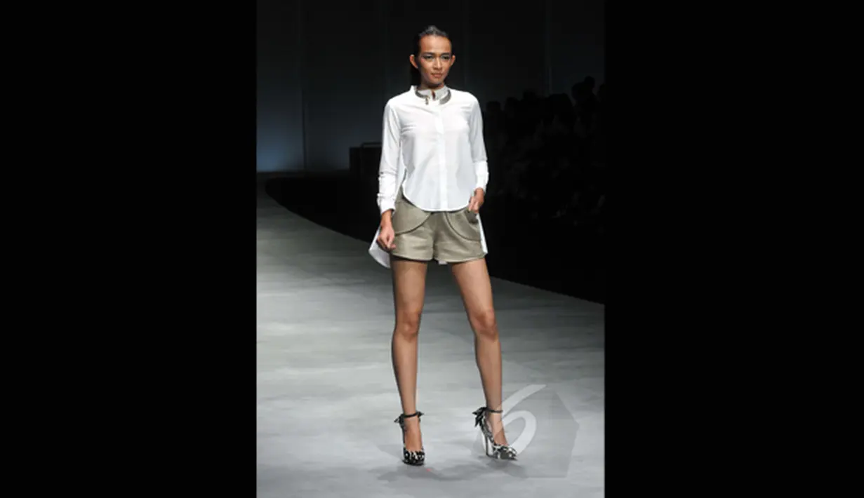 Seorang model berpose memperagakan busana karya Peggy Hartanto yang bertajuk 'Curve' pada ajang Indonesia Fashion Week 2015 di JCC Senayan, Jakarta, Minggu (1/3). (Liputan6.com/Panji Diksana)