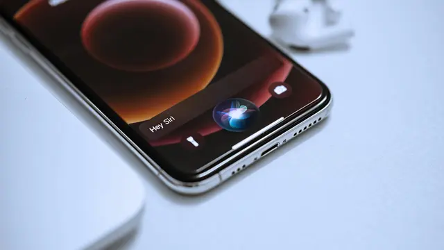 iPhone, Siri