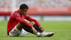 Pemain Manchester United, Mason Greenwood, tampak lesu usai ditahan imbang West Ham United pada laga Premier League di Stadion Old Trafford, Rabu (22/7/2020). Kedua tim bermain imbang 1-1. (Cath Ivill/Pool via AP)