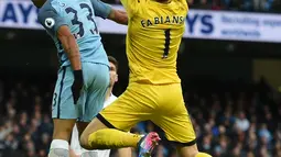 Gabriel Jesus berusaha menyundul bola saat bertanding melawan Swansea City pada liga Inggris di Stadion Etihad, Manchester (6/2). Gabriel Jesus menjadi pahlawan usai mencetak dua gol dan membawa City meraih tiga poin penuh. (AFP Photo / Paul Ellis)