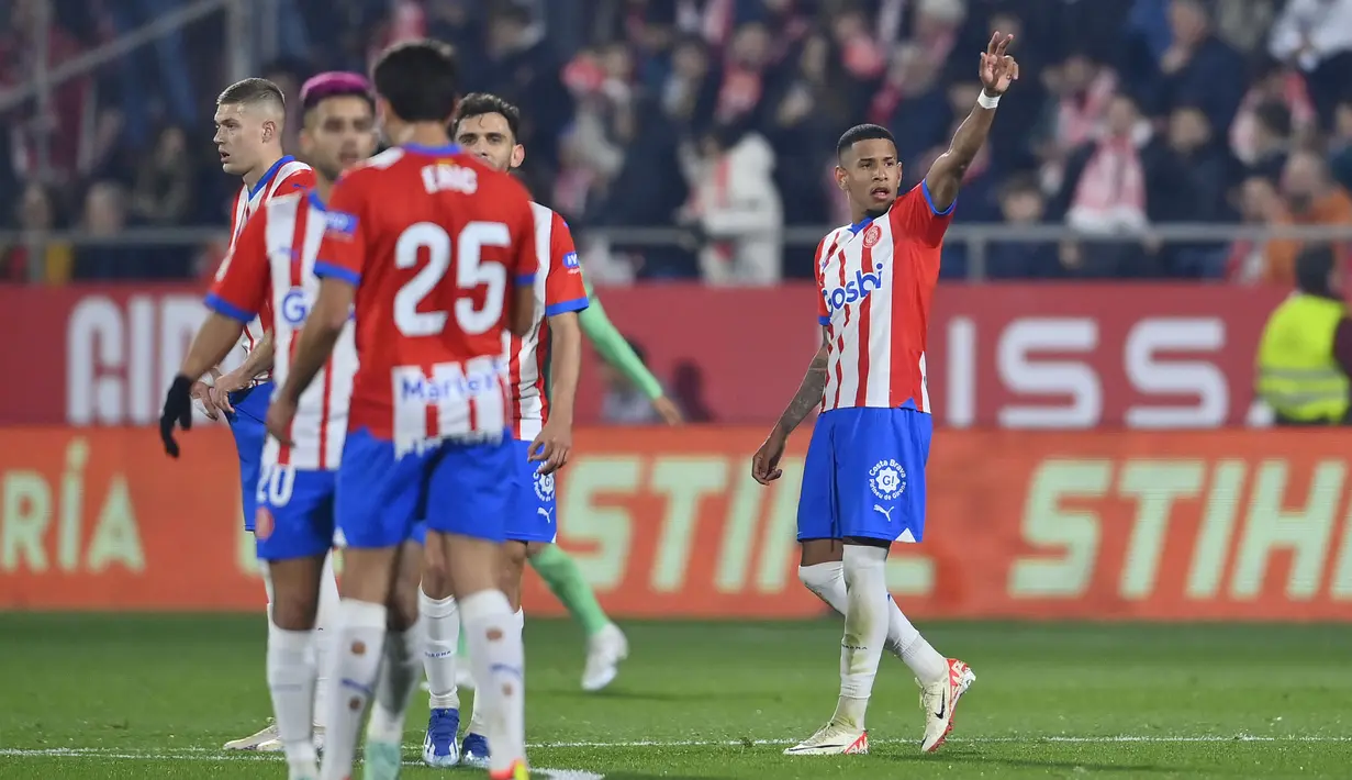 Selebrasi gelandang Girona, Savio Moreira (kanan) setelah mencetak gol kedua timnya ke gawang Atletico Madrid pada laga pekan ke-19 Liga Spanyol 2023/2024 di Montilivi Stadium, Girona, Kamis (4/1/2024) dini hari WIB. (AFP/Pau Barrena)