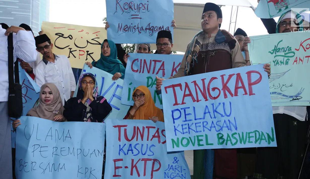 Perwakilan dari peserta PPWK (Pendidikan Pengembangan Wawasan Keulamaan) Lakpesdam-PBNU melakukan aksi dukungan di Gedung KPK, Jakarta, Kamis (12/10). Mereka menyampaikan tujuh pernyataan sikap dukungan bagi KPK. (Liputan6.com/Helmi Fithriansyah)