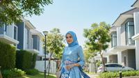 7 Inspirasi Gamis Brokat Kombinasi Batik Modern untuk Kondangan, Tampil Anggun Maksimal