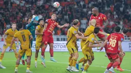 Menjamu Bhayangkara FC di Stadion Utama Gelora Bung Karno (SUGBK), Jakarta, Senin (29/12/2025), Persija langsung tampil agresif dan mengambil insiatif menyerang sejak menit awal pertandingan. Tampak dalam foto, pemain Persija berebut penguasaan bola atas saat menjamu Bhayangkara FC pada lanjutan BRI Super League 2025/2026 di Stadion Utama Gelora Bung Karno (SUGBK), Jakarta, Senin (29/12/2025). (Bola.com/M Iqbal Ichsan)