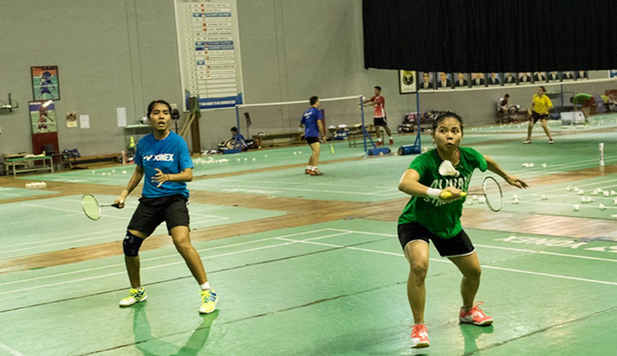Gresyia Polii dan Nitya Krishinda Maheswari melatih kerjasama jelang Kejuaraan Dunia BWF 2015 di Pelatnas Cipayung, Jakarta, Kamis (6/8/2015). (Bola.com/Vitalis Yogi Trisna)