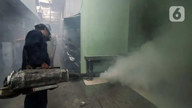 FOTO: Fogging Pemukiman Padat Penduduk Cegah DBD