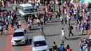 Warga berjalan di kawasan Bundaran Hotel Indonesia, Jakarta, Minggu (31/12). Meski pelaksanaan Hari Bebas Kendaraan dipenghujung 2017 ditiadakan, warga tetap memadati area CFD. (Liputan6.com/Helmi Fithriansyah)