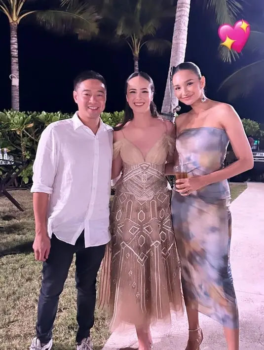 Saat malam resepsi, Gesya mengubah tampilannya dengan tie dye bodycon dress. [@gesyashandy]