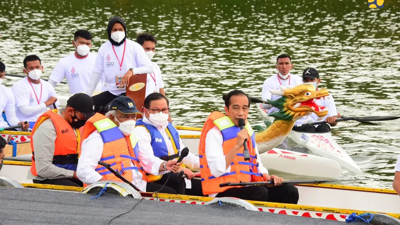Presiden Jokowi meresmikan Bendungan Ladongi di Kabupaten Kolaka Timur, Provinsi Sulawesi Tenggara, Selasa (28/12/2021).