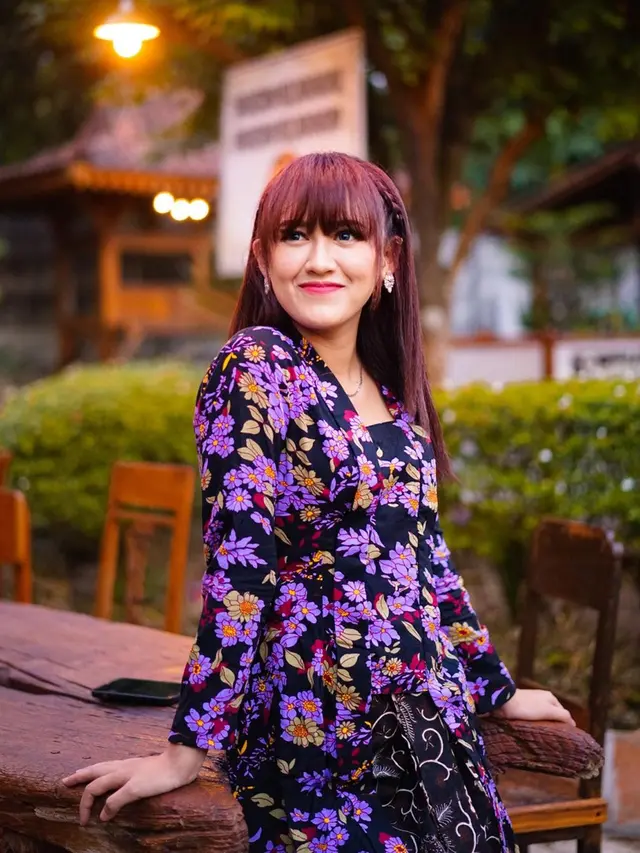 Gaya Menawan Happy Asmara Saat Pakai Kebaya Berwarna Ungu, Bak Kembang Desa. (Sumber: Instagram/fuadromadhona)