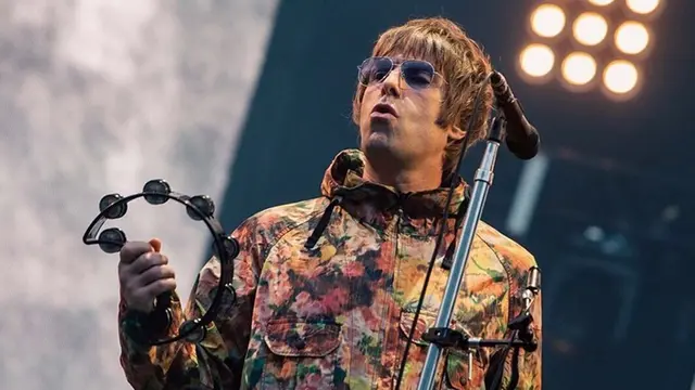 Gaya Liam Gallagher saat Di Atas Panggung, Curi Perhatian