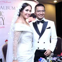 Mini konser yang dikemas romantis oleh Denada dan Ihsan Tarore itu di gelar dikawasan kawasan Antasari, Jakarta Selatan, Minggu (26/2/2017). (Nurwahyunan/Bintang.com)