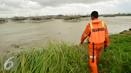 Petugas menyusur tepi pantai saat mencari korban latihan terjun payung  yang jatuh di seputar perairan pantai Semarang, Selasa (7/2). Latihan tersebut merupakan latihan yang rutin dan sudah terprogram. (Liputan6.com/Gholib)