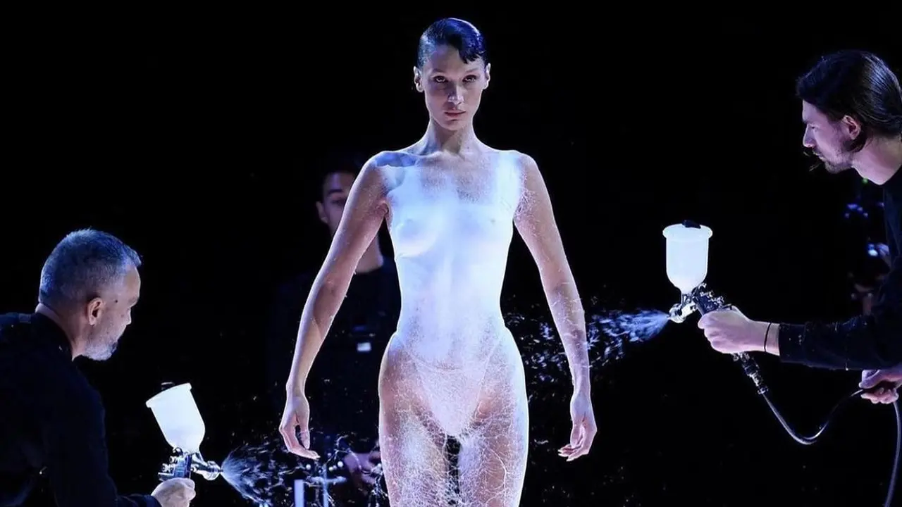 Bella Hadid di pertunjukan Coperni