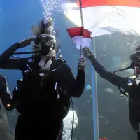 Berbagai cara mengibarkan bendera merah putih saat perayaan kemerdekaan Republik Indonesia. Salain diatas gunung, di dalam laut sering dilakukan. Chua Kotak salah satu selebriti yang pernah mengibarkan merah putih dalam air. (dok.liputan6)