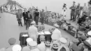 Suasana saat penandatanganan dokumen penyerahan Jepang atas Amerika Serikat di atas kapal perang USS Missouri, Teluk Tokyo, 2 September 1945. Penandatanganan ini menandai berakhirnya Perang Dunia II. (Pool Photo via AP, File)