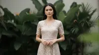 Model Long Dress Bahan Brokat dengan Potongan Princess Modern. (Foto: Gemini AI)