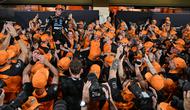 Tiim McLaren rayakan gelar juara dunia F1 2025 milik Lando Norris. (Andrej ISAKOVIC / AFP)
