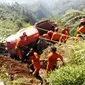 Berbagai cara dilakukan untuk mengevakuasi bangkai Heli Basarnas, termasuk dengan tali dan menariknya. (foto : Liputan6.com/edhie prayitno ige)