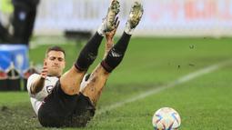 Hal ini dapat dilihat dari percikan lumpur hitam usai Diogo Dalot berebut bola dengan pemain Aston Villa. (AFP/Trevor Collens)