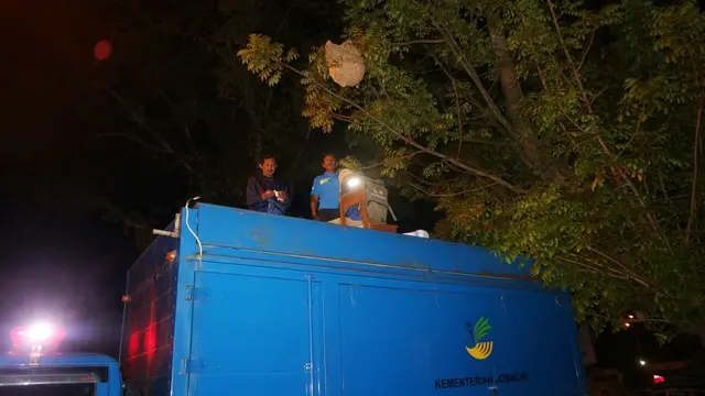 Tim Tagana harus menaiki mobil boks untuk menjangkau sarang tawon jumbo. (Foto: Liputan6.com/Tagana Banyumas/Muhamad Ridlo)