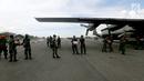Prajurit TNI mendistribusikan bantuan logistik yang tiba di Bandara Mutiara Sis Al-Jufri, Palu, Sulawesi Tengah, Minggu (7/10). Tentara AS membantu mendistribusikan dari landasan menuju bandara. (Liputan6.com/Fery Pradolo)