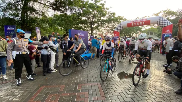 Peserta balap sepeda Tour de Borobudur 2021