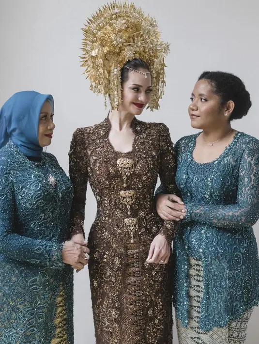 Seragam kebaya adik Enzy Storia Casey Paquita dan sang mama berwarna biru teal. [Foto: Instagram @fadlan_indonesia]