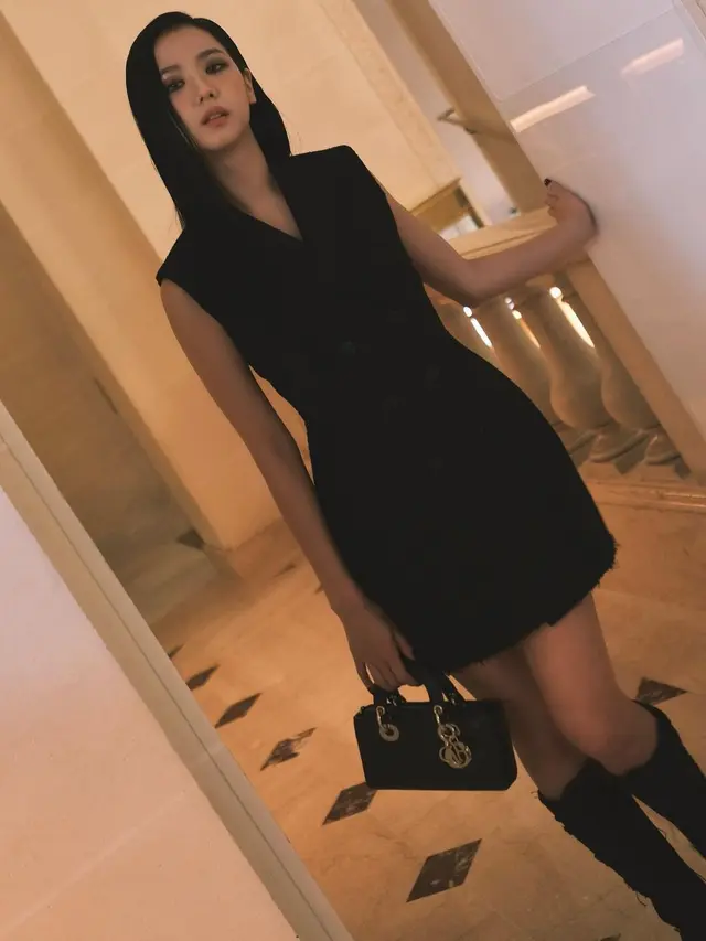 Pangling Lihat Penampilan Jisoo BLACKPINK dengan Gaya Boyish Gothic di Paris Fashion Week