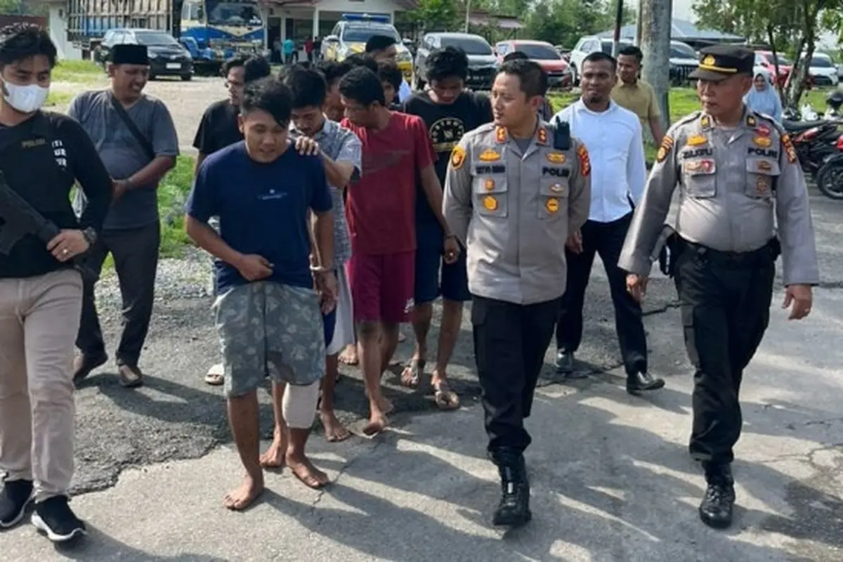 Polisi menggiring komplotan pencurian kabel di PT Pertamina Hulu Rokan di Kabupaten Bengkalis.