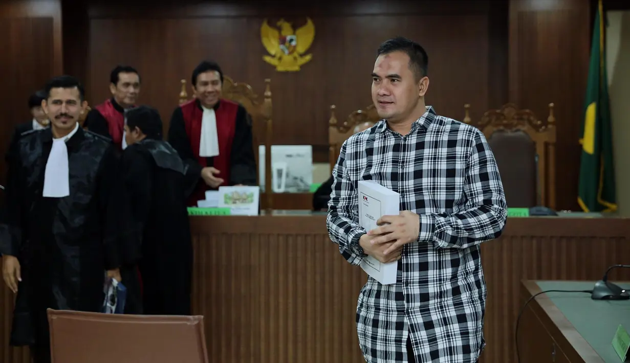 Dalam sidang yang berlangsung di Pengadilan Tipikor Jakarta, mantan suami Dewi Perssik itu dituntut 4 tahun penjara. Selain itu, terpidana kasus pencabulan itu juga di tuntut membayar Rp 100 juta subsider 6 bulan kurungan. (Deki Prayoga/Bintang.com)