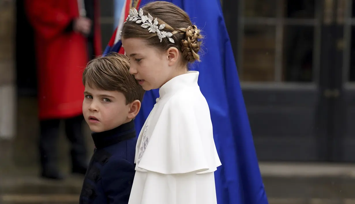 Putri Charlotte yang baru ultah kedelapan pada 2 Mei lalu, tampak cantik mengenakan gaun berpotongan cape putih dan sepatu warna senada. (Andrew Milligan/Pool via AP)