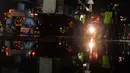 Aktivitas bongkar muat gerbong kereta Mass Rapid Transit (MRT) di Pelabuhan Tanjung Priok, Jakarta Utara, Rabu (4/4). Kereta tersebut nantinya akan langsung dibawa ke Depo Lebak Bulus untuk selanjutnya dilakukan uji coba. (Merdeka.com/Imam Buhori)