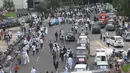 Sejumlah kendaraan dan massa demo 2 Desember melintasi jalan kawasan Tanah Abang menuju Monas, Jakarta, Jumat (2/12). Mereka terlihat berbondong-bondong berjalan kaki untuk mengikuti demo 2 Desember di Lapangan Monas. (Liputan6.com/Helmi Afandi)