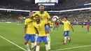 Penyerang Brasil, Neymar Jr (10) berselebrasi dengan rekannya Dani Alves (13) dan Richarlison (9) usai mencetak gol ke gawang Kolombia selama laga uji coba di Hard Rock Stadium, Florida (7/9/2019). Gol neymar pada menit ke-58 ini menjadi penyelamat Brasil. (David Santiago/Miami Herald via AP)