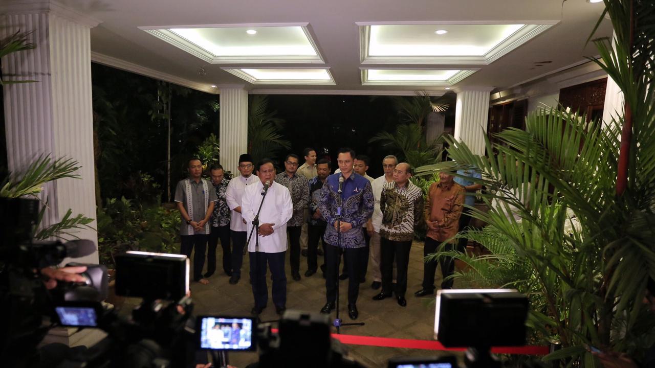 Capres Nomor Urut 02, Prabowo Subianto dan Komandan Kogasma Partai Demokrat Agus Harimurti Yudhoyono Memberikan Keterangan Pers Usai Menggelar Pertemuan. (Foto: Bintang Radityo)