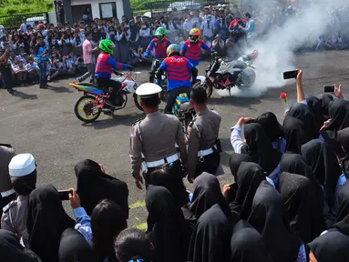 Tim freestyle memeriahkan Millenial Road Safety Festival (MRSF) 2019 di Halaman SMK 1 Bawen, Semarang, Jumat (1/2). Kegiatan ini bentuk kepedulian kepolisian pada kaum millennial yang berusia 17-35 tahun dalam tertib berlalu lintas. (Liputan6.com/Gholib)