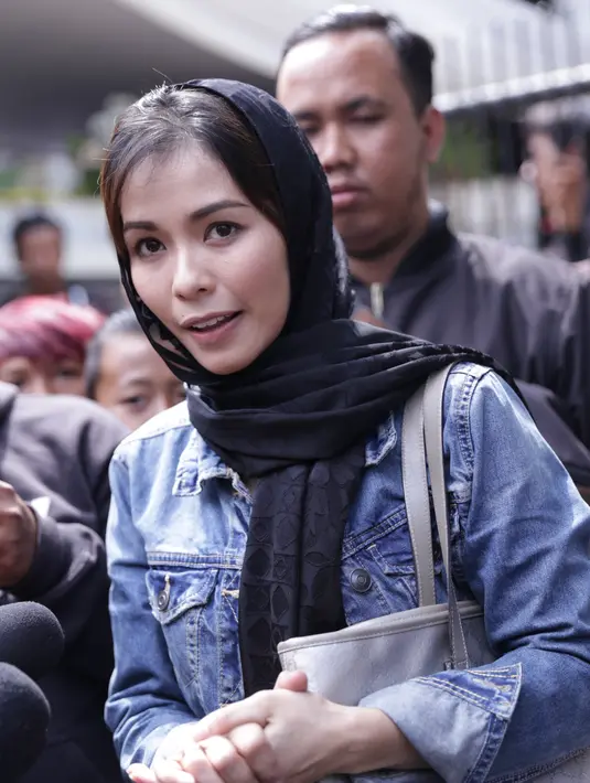 Metha Yunatria, istri Uki terlihat hadir mewakili suaminya yang masih di Malang. (Adrian Putra/Bintang.com)