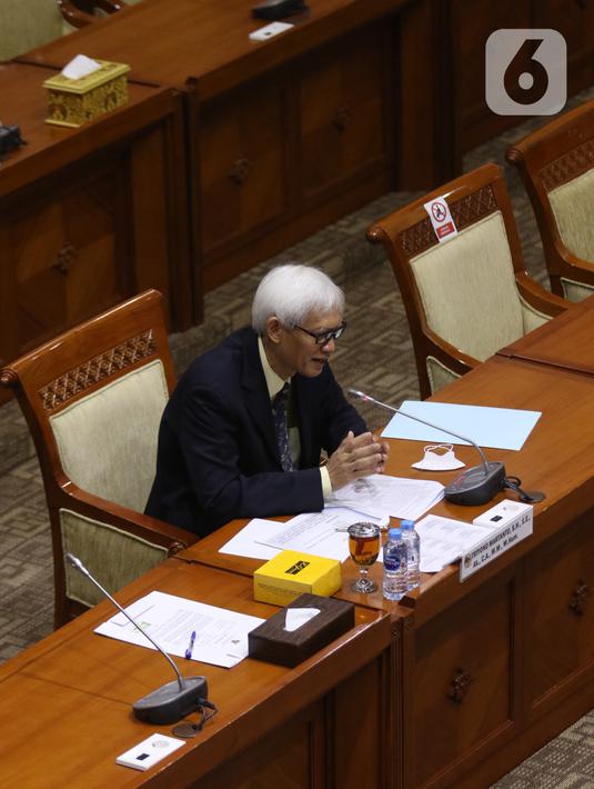 Calon Hakim Agung Tata Usaha Negara (TUN) khusus pajak Triyono Martanto memaparkan makalahnya dalam uji kelayakan di ruang rapat Komisi III DPR, kompleks Parlemen, Jakarta, Rabu (27/1/2021). Komisi III menghentikan uji kelayakan terhadap Triyono karena diduga plagiat. (Liputan6.com/Angga Yuniar)