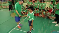 Rexy Mainaky saat memberikan coaching clinic kepada anak SD dan SMP di Banjarmasin (istimewa)