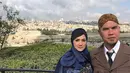 Penyanyi Mulan Jameela dan Ahmad Dhani foto bersama dengan latar Masjid Al Aqsa dari Bukit Zaitun, Yerusalem. Ahmad Dhani menyebut wisata religinya dengan sang istri sebagai bulan madu. (Instagram/@mulanjameela1)