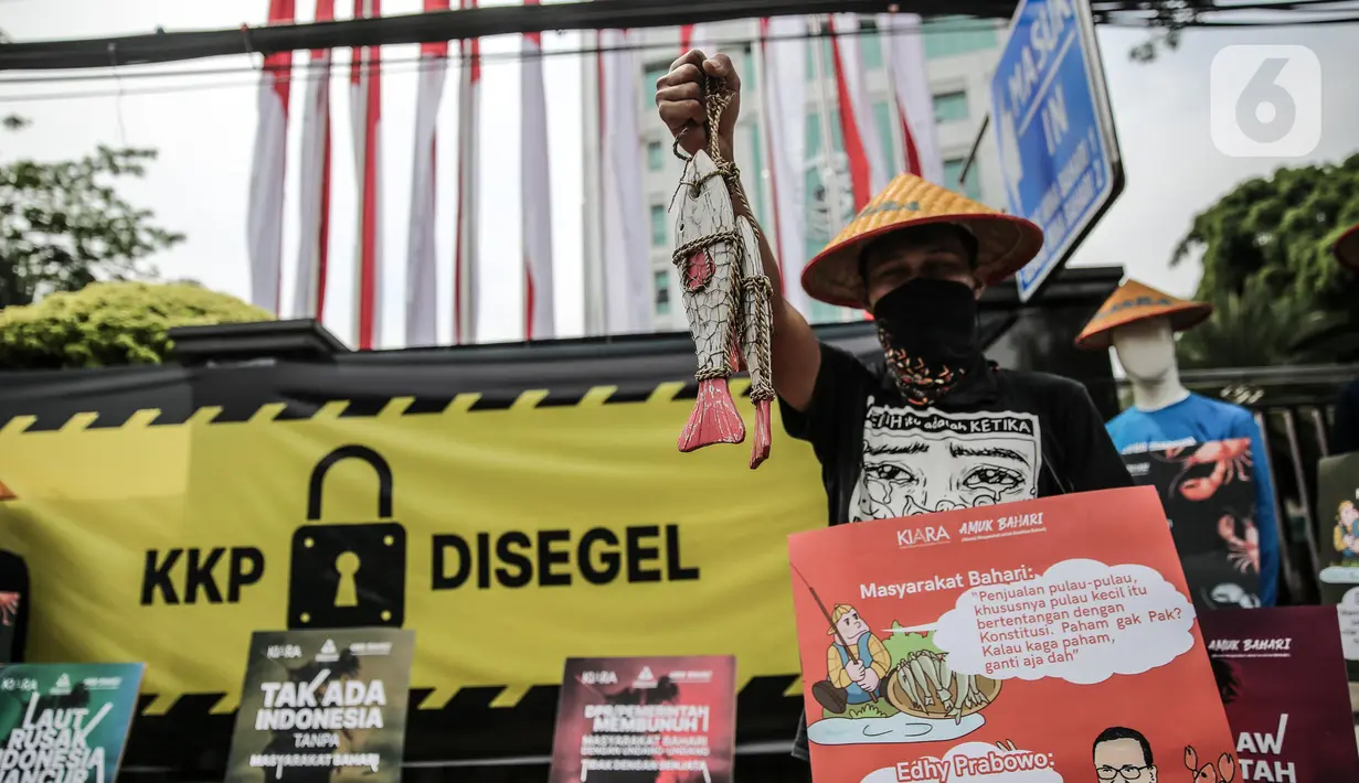 Massa yang tergabung dalam koalisi rakyat untuk keadilan perikanan (Kiara) menggelar aksi di depan Gedung Kementerian Kelautan dan Perikanan, Jakarta, Senin (13/7/2020). (Liputan6.com/Faizal Fanani)