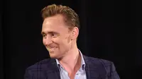 Berlangsung dalam kurun waktu yang terbilang singkat, Tom Hiddleston menampik ketika hubungannya dengan Taylor Swift beberapa waktu lalu dibilang hanya sekedar setting-an belaka. (AFP/Bintang.com)