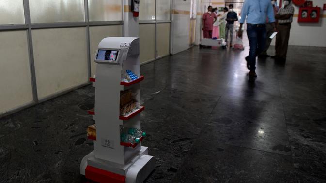 Robot interaktif 'Zafi' yang akan digunakan di ruang isolasi Covid -19 dalam demo di rumah sakit Stanley Medical di Chennai, 6 April 2020. Robot ini dikerahkan untuk melayani makanan dan obat-obatan bagi pasien Covid-19 dalam upaya meminimalkan tenaga medis tertular virus corona. (Arun SANKAR/AFP)