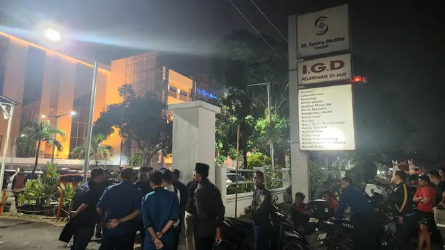 Sejumlah petugas DPKP Kota Depok sedang menunggu di area rumah sakit Sentra Medika, usai rekan kerjanya meninggal saat memadamkan api pada peristiwa kebakaran rumah potong hewan Pasar Cisalak, Depok.