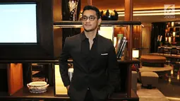 Penyanyi Afgansyah Reza menghadiri resepsi pernikahan Raisa Andriana dengan Hamish Daud di Ayana Midplaza, Jakarta Pusat, Minggu (3/9). Bersama Rossa, Afgan kompak mengenakan busana serba hitam pada resepsi Raisa - Hamish. (Liputan6.com/Herman Zakharia)