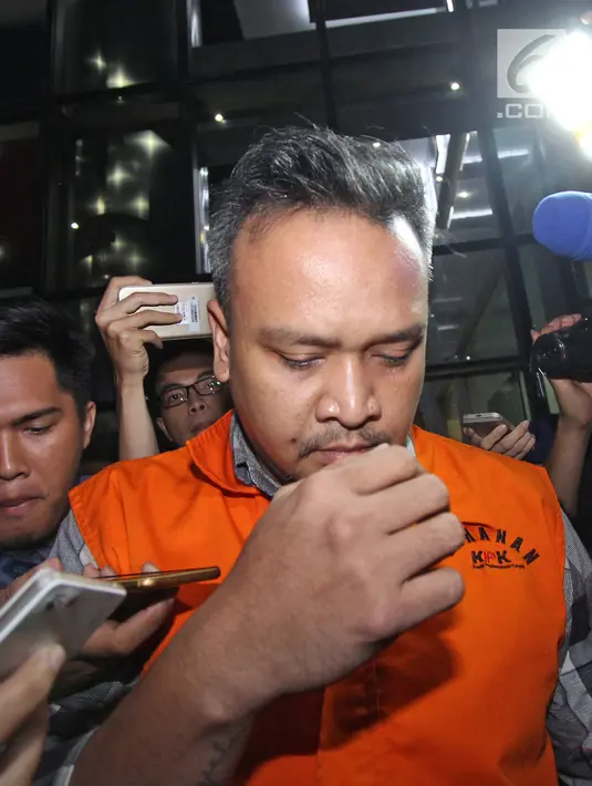 Tersangka Irvanto Hendra Pambudi Cahyo mengenakan rompi tahanan saat meninggalkan Gedung KPK, Jakarta, Senin (12/3). Irvanto menjalani pemeriksaan terkait kasus dugaan korupsi proyek pengadaan e-KTP. (Liputan6.com/Herman Zakharia)