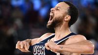 Pebasket Amerika Serikat, Stephen Curry melakukan selebrasi setelah mencetak poin pada pertandingan final Olimpiade Paris 2024 melawan Prancis yang berlangsung di Bercy Arena, Paris, Prancis, Minggu (11/08/2024) dini hari WIB. (AFP/Aris Messinis)