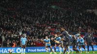 Striker Timnas Inggris, Ivan Toney mencetak gol dari titik putih saat laga uji coba internasional melawan Belgia di Wembley, Rabu (27/3/2024) dini hari WIB. (Adrian DENNIS / AFP)