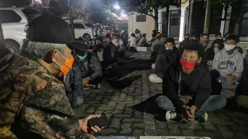 Gubernur Jateng, Ganjar Pranowo menemui demonstran dan pelajar yang ditahan di Polrestabes Semarang, Rabu malam. (Foto: Liputan6.com/Felek Wahyu)